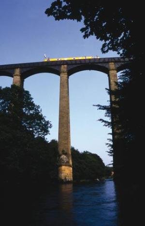 Pontcysyllte_AqueductCanal_UK_12.jpg