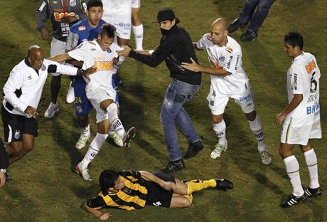 santos-v-penarol-battle-image-1-323286855.jpg