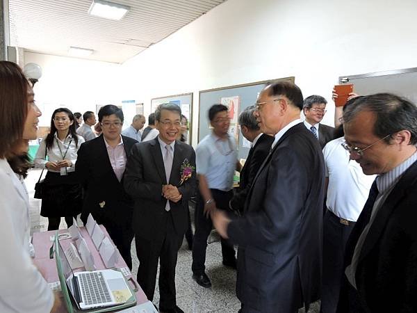 李文華校長與卓永財董事長參觀《三創產學日》活動展示的特色研究成果.jpg