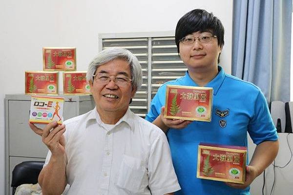 吳金濱教授（左）帶領研究團隊開發保健食品成功外銷日本市場。.jpg