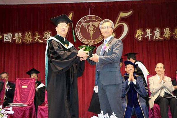 蔡長海董事長致贈廖俊智院長紀念品.jpg
