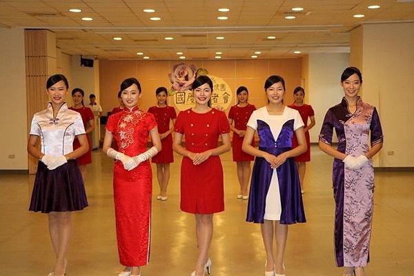 中國醫藥大學紫薔薇親善大使團冬夏季制服（左右）與三款國慶禮服.jpg