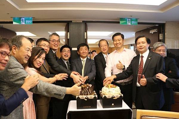 陳時中部長、蔡長海董事長見証中國醫大“牙醫學院”成立揭牌的歷史一刻.jpg
