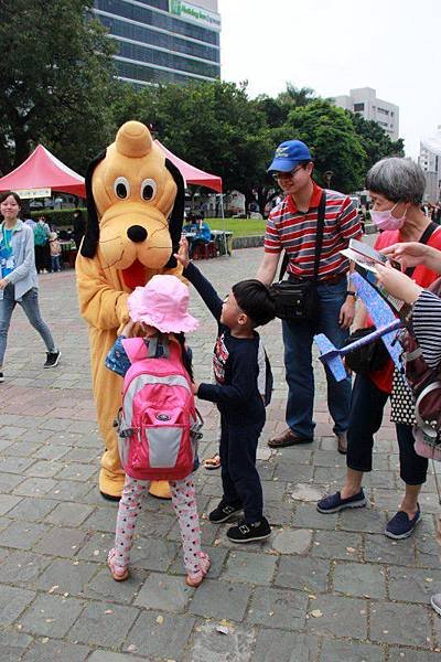 民眾與吉祥物熱情合照.jpg