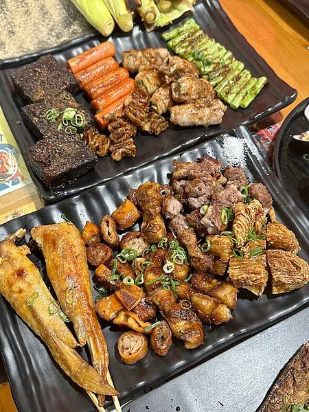 《高雄美食》越夜越美麗的串燒店，平價好吃，三五好友聚會好去處