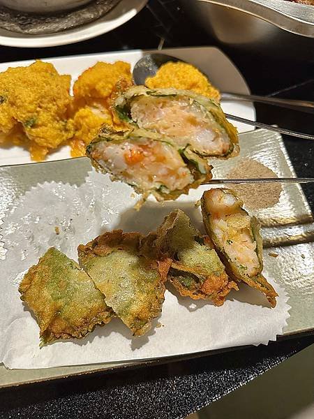 《高雄美食》特色火鍋，鴨頭入鍋超美味～大宅門干鍋鴨頭