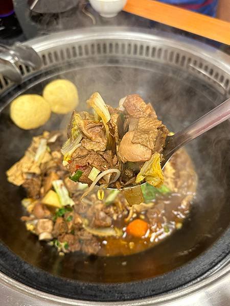 《高雄美食》大陸東北特色鍋 鐵鍋燉，原汁原味呈現～～小媳婦鐵