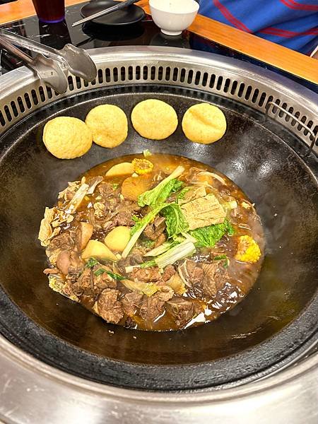 《高雄美食》大陸東北特色鍋 鐵鍋燉，原汁原味呈現～～小媳婦鐵