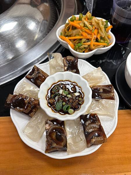 《高雄美食》大陸東北特色鍋 鐵鍋燉，原汁原味呈現～～小媳婦鐵