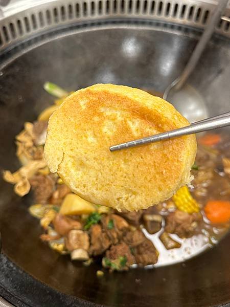 《高雄美食》大陸東北特色鍋 鐵鍋燉，原汁原味呈現～～小媳婦鐵