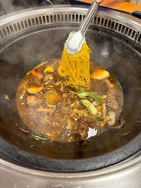 《高雄美食》大陸東北特色鍋 鐵鍋燉，原汁原味呈現～～小媳婦鐵