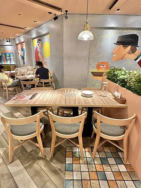 《台北美食》信義商圈超人氣義式餐廳，座落信義威秀～～More