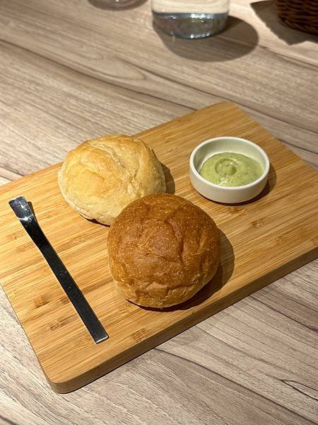 《台北美食》信義商圈超人氣義式餐廳，座落信義威秀～～More