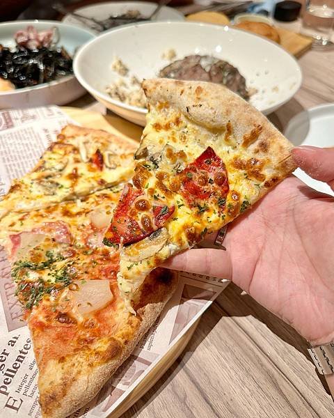 《台北美食》信義商圈超人氣義式餐廳，座落信義威秀～～More