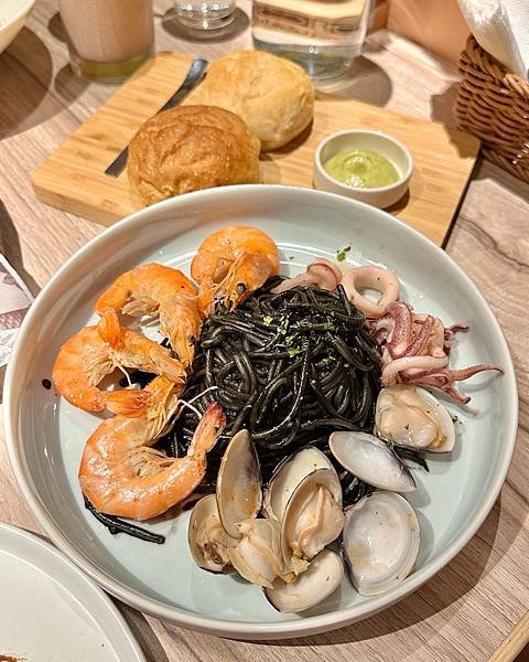 《台北美食》信義商圈超人氣義式餐廳，座落信義威秀～～More