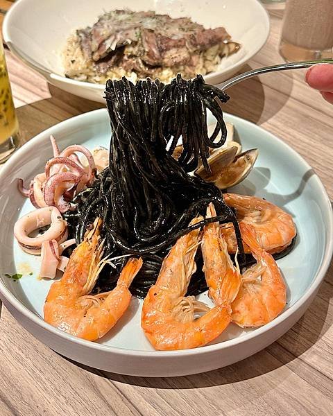 《台北美食》信義商圈超人氣義式餐廳，座落信義威秀～～More