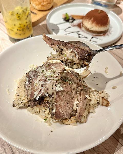 《台北美食》信義商圈超人氣義式餐廳，座落信義威秀～～More