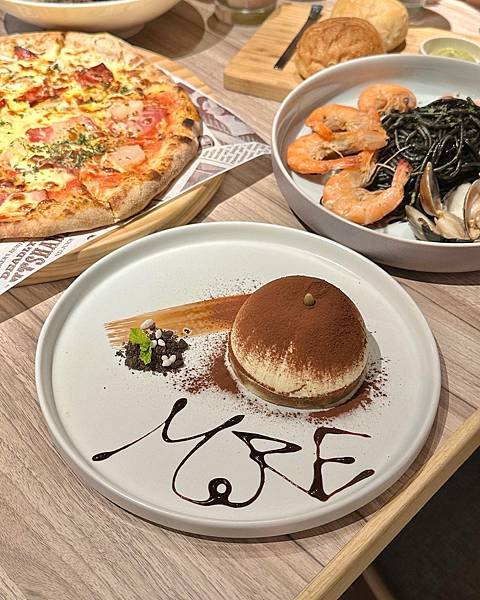 《台北美食》信義商圈超人氣義式餐廳，座落信義威秀～～More