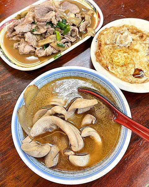 《台北美食》寧夏夜市必吃美食～～環記麻油雞，排隊人潮絡繹不絕