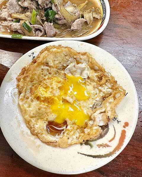 《台北美食》寧夏夜市必吃美食～～環記麻油雞，排隊人潮絡繹不絕