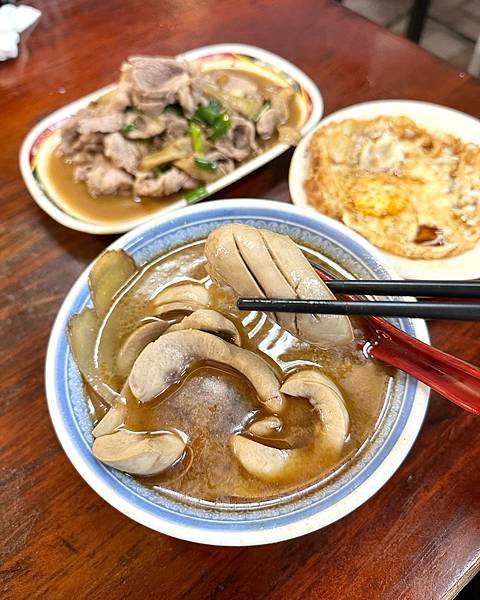 《台北美食》寧夏夜市必吃美食～～環記麻油雞，排隊人潮絡繹不絕