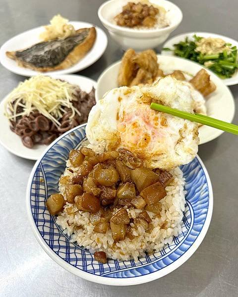 《台南美食》永樂市場老字號小吃，在地人推薦～～國華街肉燥飯