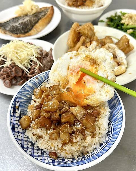 《台南美食》永樂市場老字號小吃，在地人推薦～～國華街肉燥飯