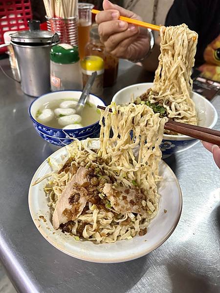 《高雄食記》小時候的回憶，隱身南華商圈的古早味麵攤，從早餐吃