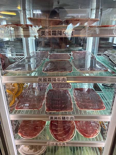 來到潮州不能錯過的牛肉專賣店，偌大空間擠滿人潮～～牛大福