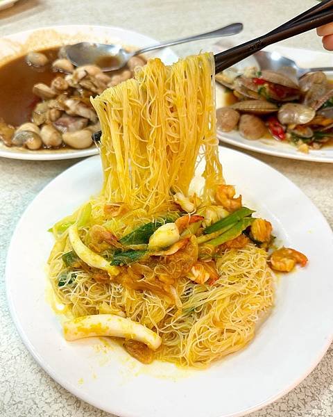 活海鮮擺放整齊任君挑選，生猛海鮮在水槽新鮮看得見～～阿忠海鮮