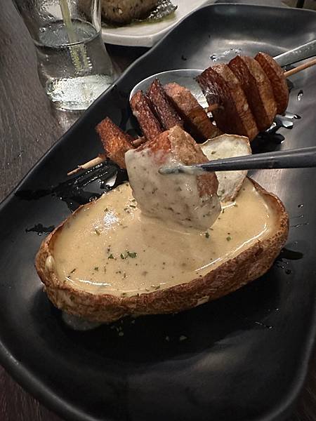 隱身於三多商圈巷弄的日式居酒屋，明太子烏龍麵跟串燒都是必點～