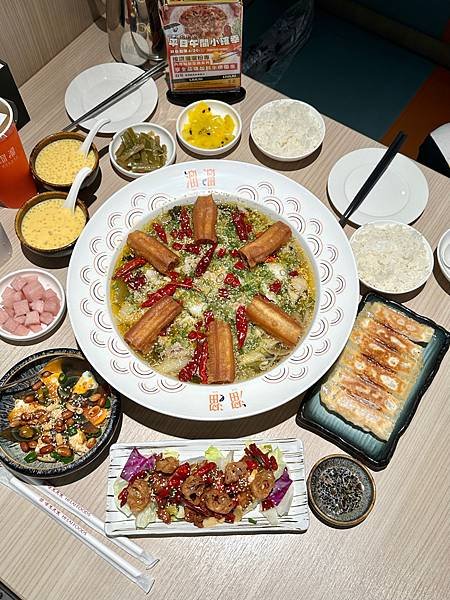 集合麻、香、酸、辣的酸菜魚，真的是白飯小偷～～溜溜酸菜魚