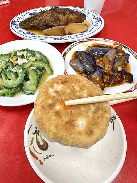 超人氣排隊北方美食，用餐巔峰時間真的人潮滿滿～厚得福湯包麵食