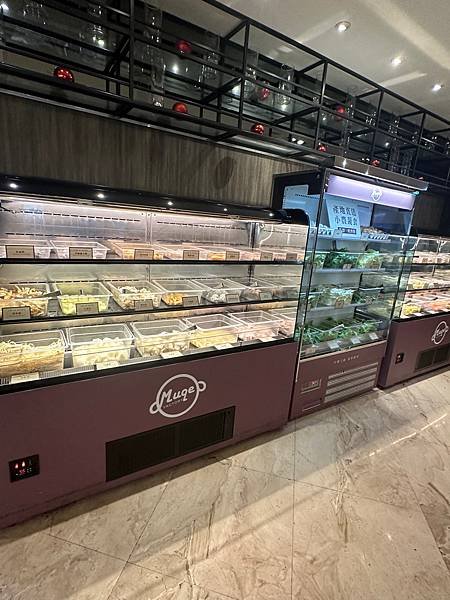 澎拜生猛海鮮火鍋吃到飽，還有飯店自助餐～木櫃工廠創意鍋物