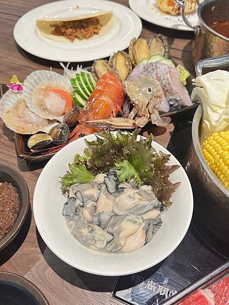 澎拜生猛海鮮火鍋吃到飽，還有飯店自助餐～木櫃工廠創意鍋物