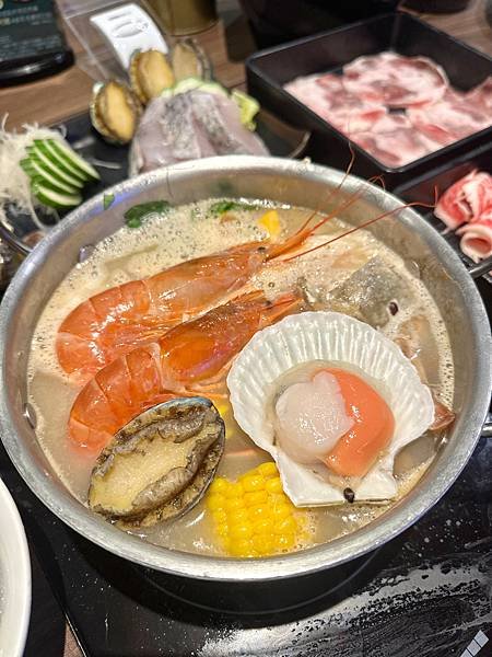 澎拜生猛海鮮火鍋吃到飽，還有飯店自助餐～木櫃工廠創意鍋物