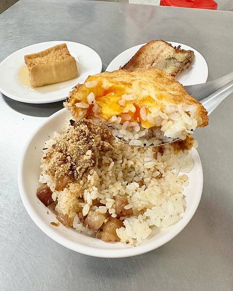 米其林推薦小吃，鴨蛋一定要點上～前金肉燥飯