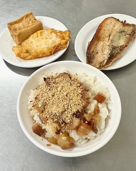米其林推薦小吃，鴨蛋一定要點上～前金肉燥飯