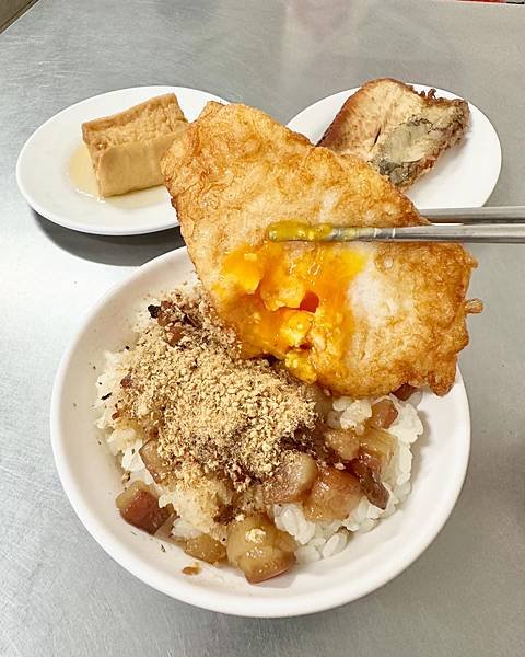 米其林推薦小吃，鴨蛋一定要點上～前金肉燥飯