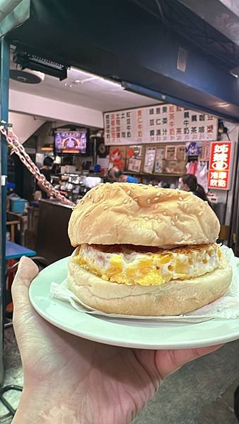 滿滿台式懷舊氛圍，烘蛋升級為美味漢堡～姊妹老五冷飲早餐店