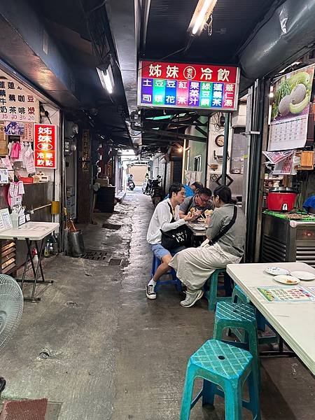 滿滿台式懷舊氛圍，烘蛋升級為美味漢堡～姊妹老五冷飲早餐店