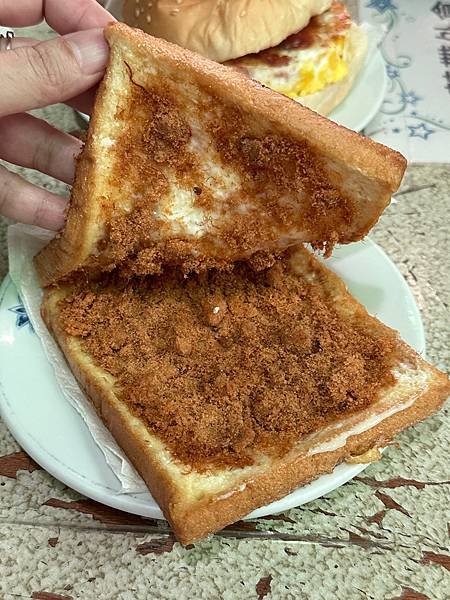 滿滿台式懷舊氛圍，烘蛋升級為美味漢堡～姊妹老五冷飲早餐店