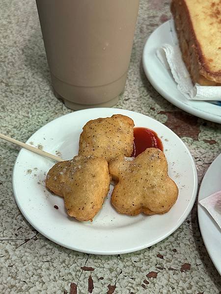 滿滿台式懷舊氛圍，烘蛋升級為美味漢堡～姊妹老五冷飲早餐店