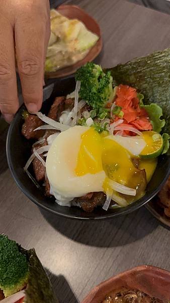 肉控必吃的平價丼飯～牛丁次郎坊高雄明仁店