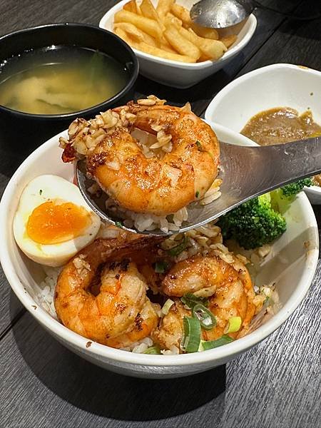 最下飯辣椒醬推出平價丼飯～扒扒丼