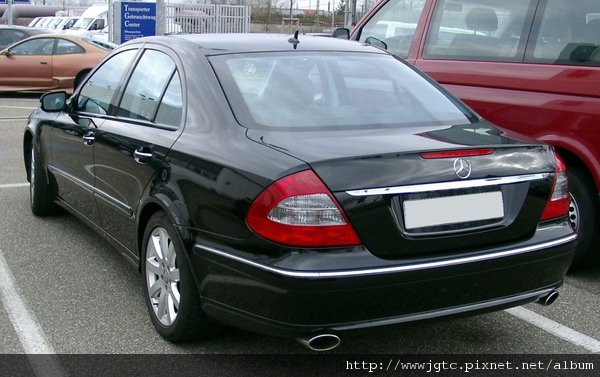 Mercedes_W211_rear_20080127.jpg