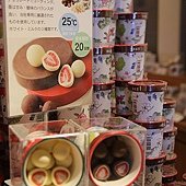 六花亭－很有特色的產品，用巧克力包著草莓，酸酸又甜甜