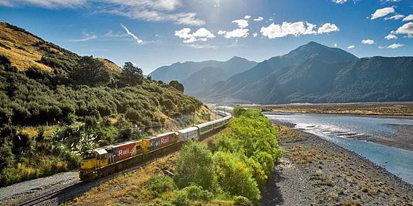 tranz-alpine-train-at-waimakariri-river