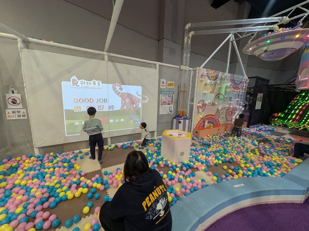 【高雄三民】彩虹童畫親子樂園就在高雄國立科學工藝博物館B1、