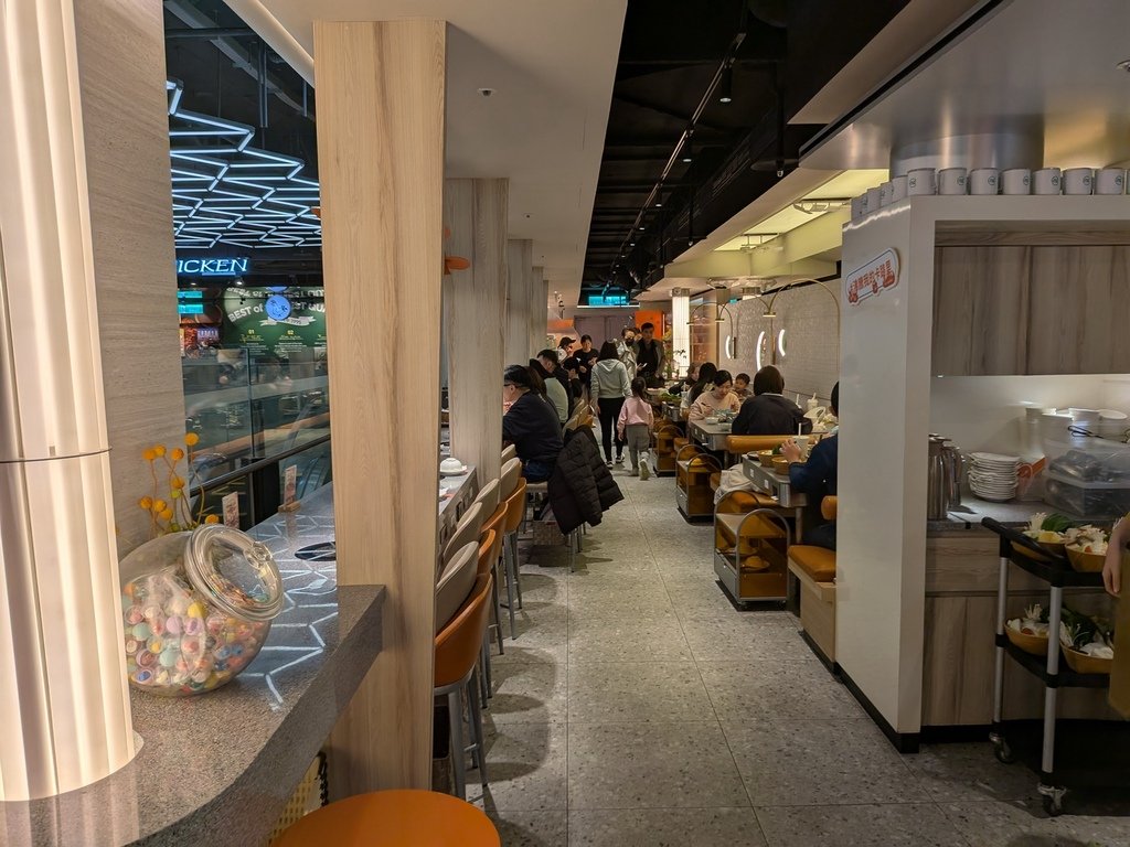 【台北中山】呷哺呷哺火鍋南西店、在中山捷運站3號出口旁的新光